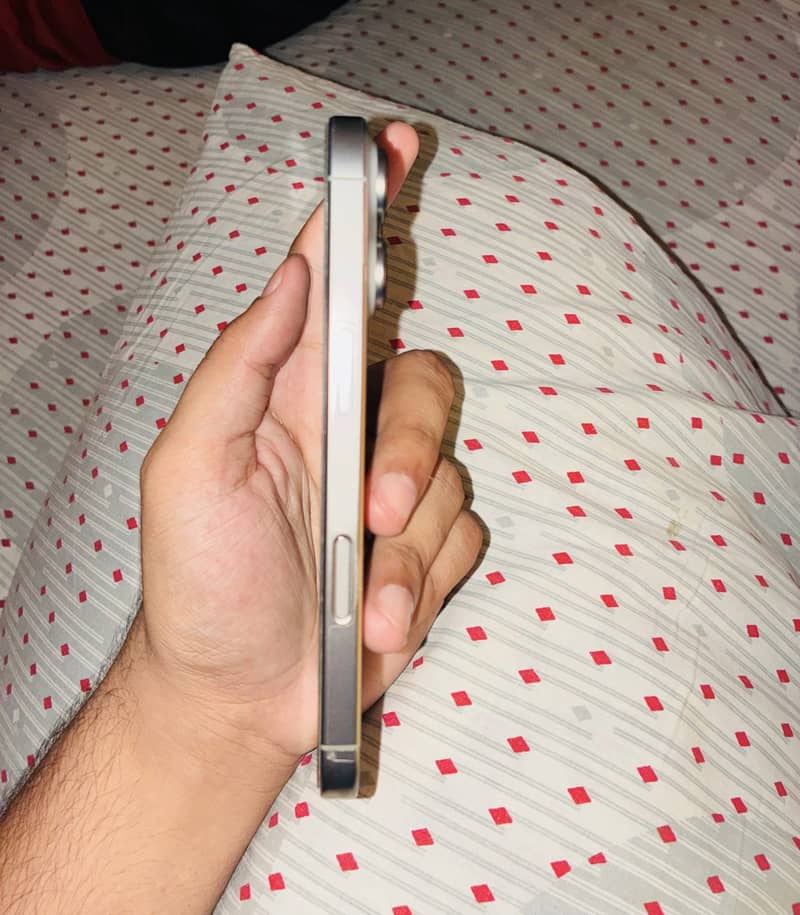Apple iPhone 16 Pro 3