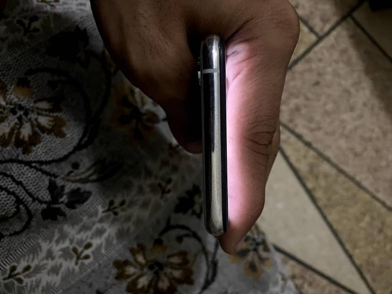 Apple iPhone XS 4