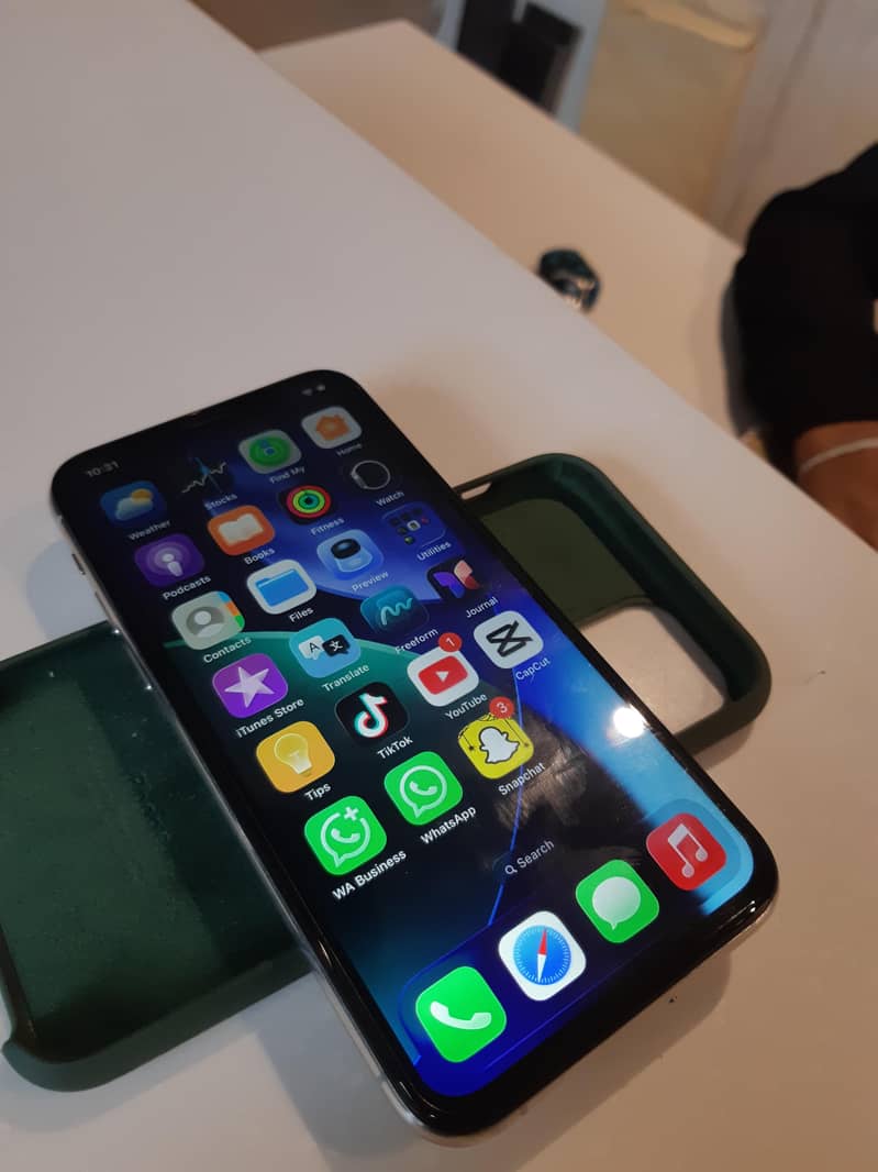 Apple iPhone 11 Pro 4