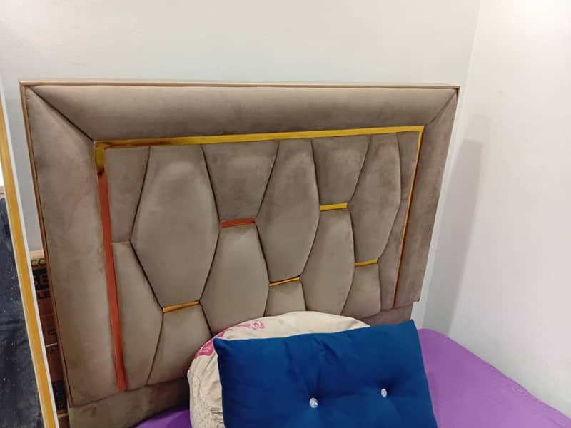 single bed 2 without mattress 1