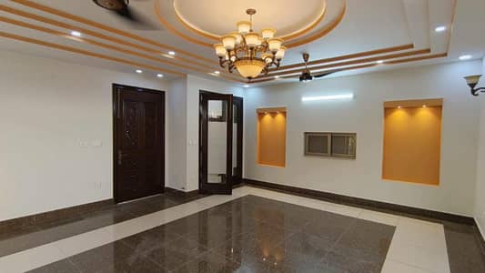 1 kanal house available for rent office & family