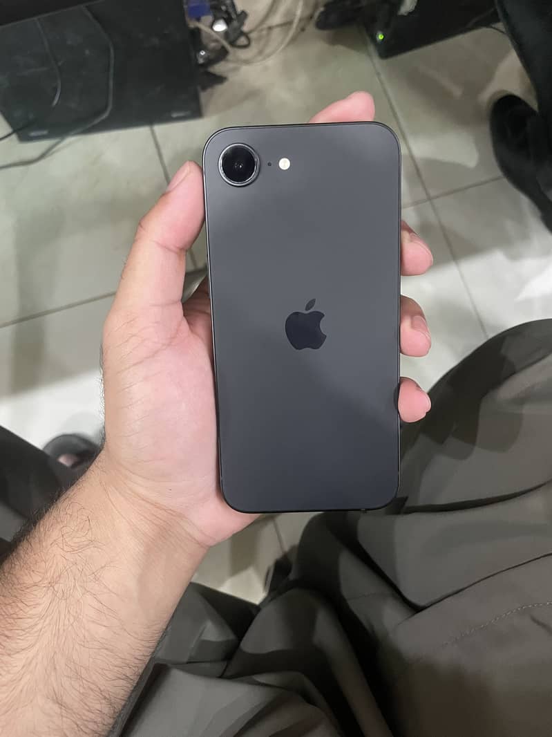 Apple iPhone 16e 0