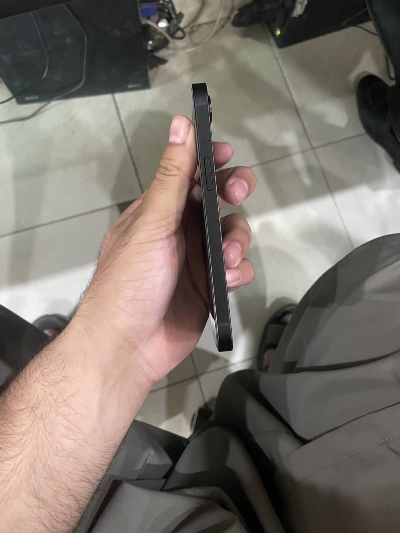 Apple iPhone 16e 1