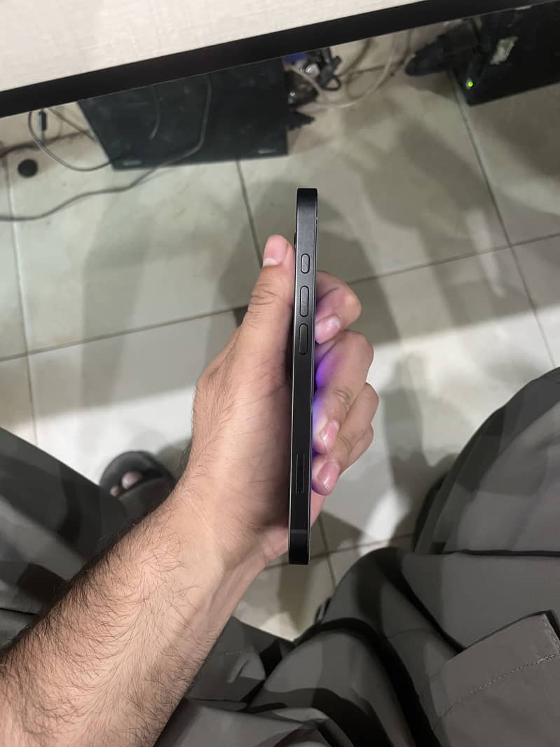 Apple iPhone 16e 2