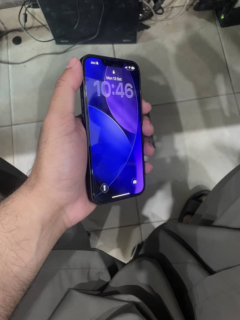 Apple iPhone 16e 4