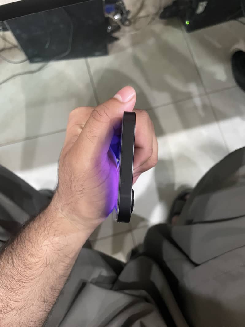 Apple iPhone 16e 6