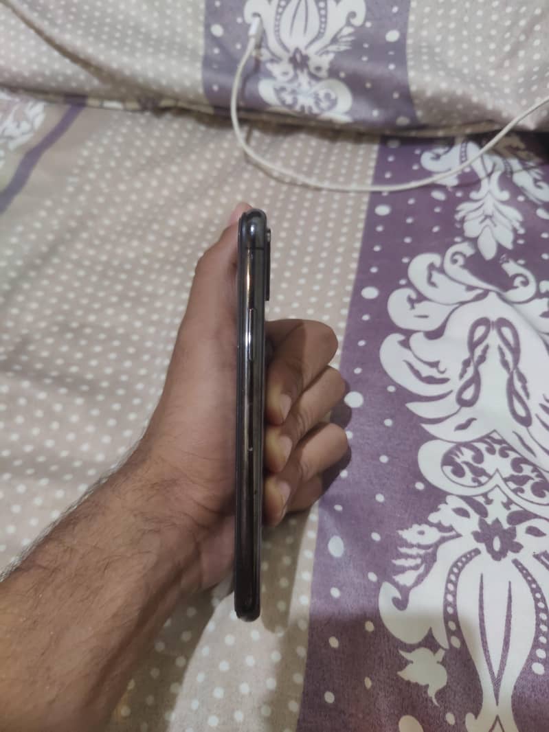 Apple iPhone X 4