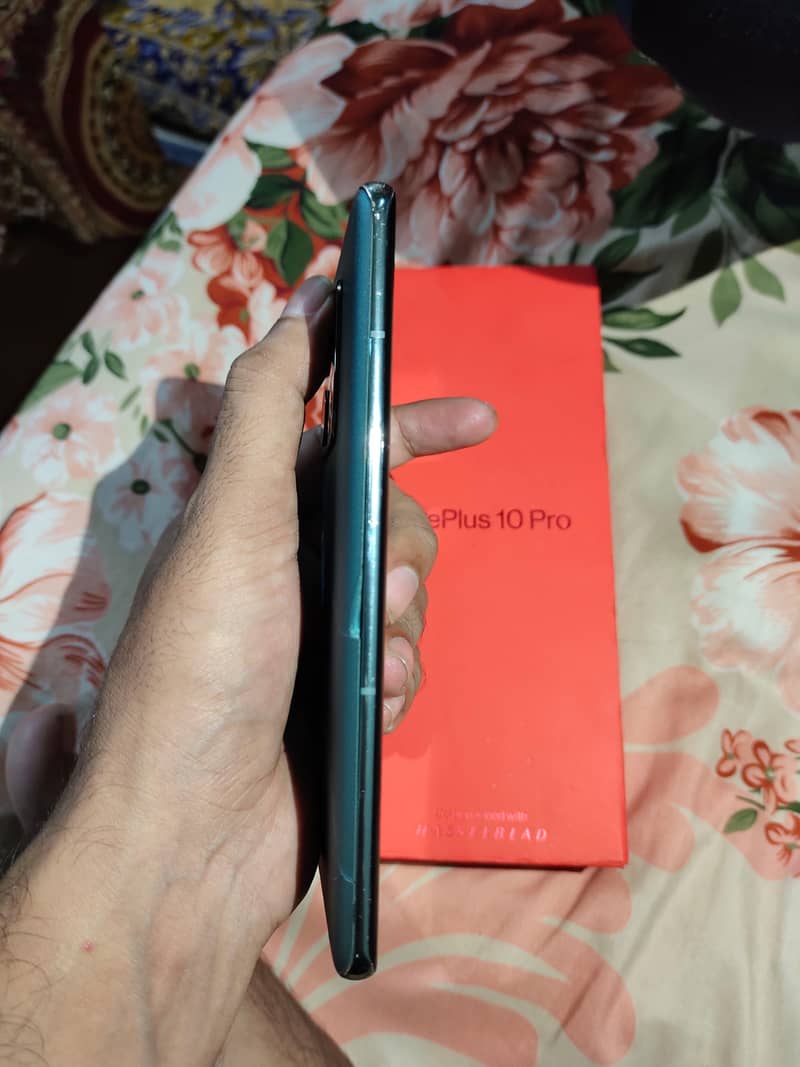 One Plus 10 Pro 4