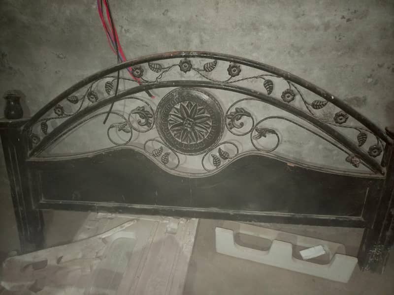 iron bed 0