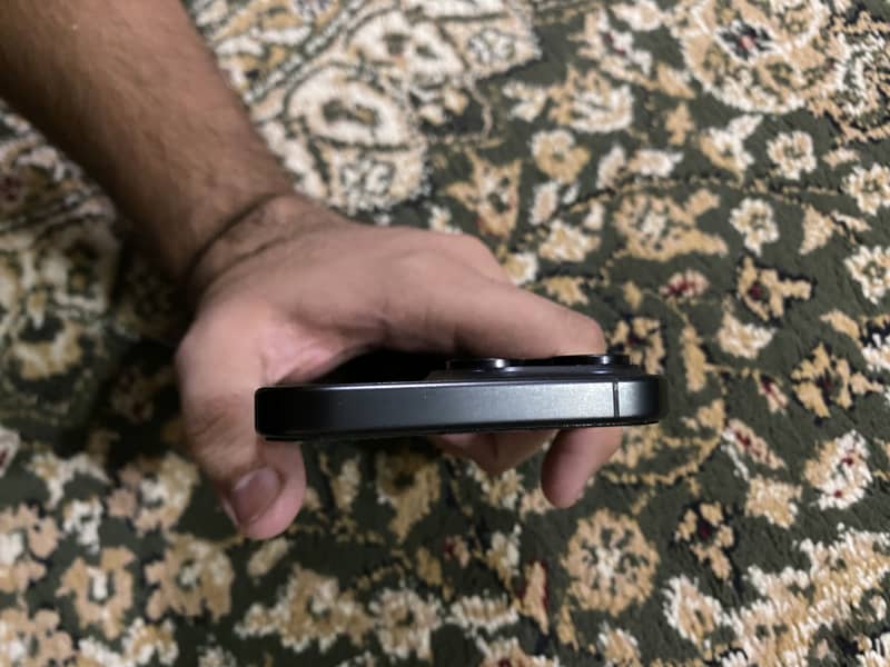 Apple iPhone 15 Pro Max 4