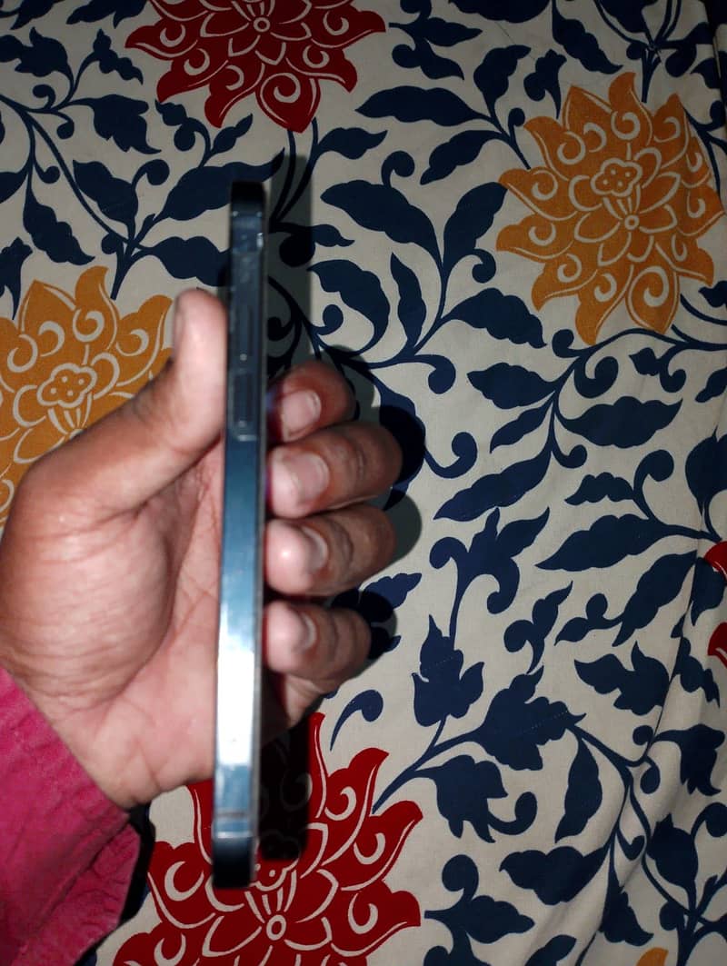 Apple iPhone 12 4
