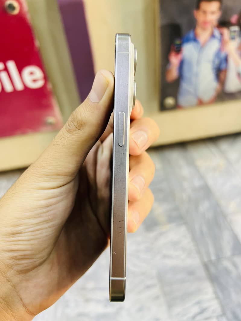Apple iPhone 15 Pro 0