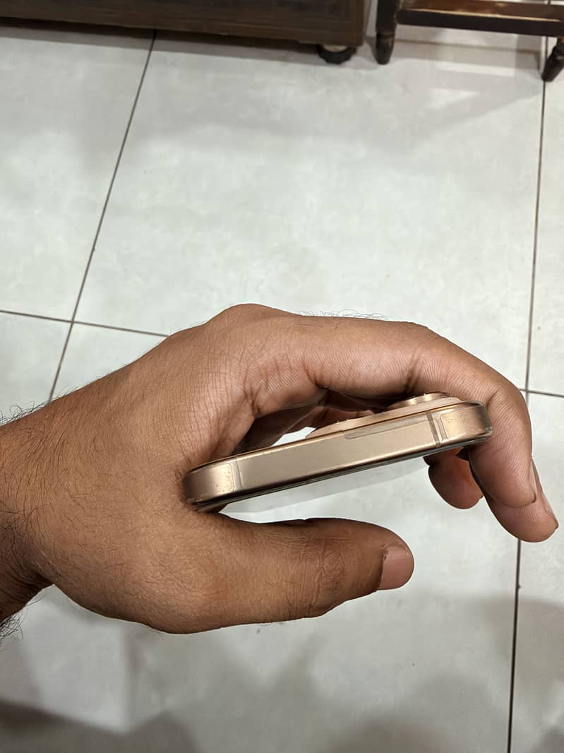 Apple iPhone 16 Pro 4