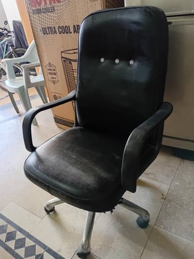 black revolving chair with wheels