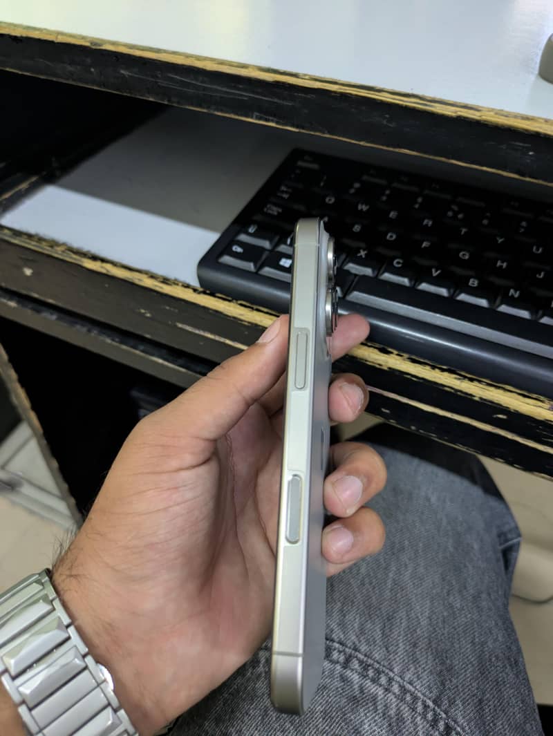 Apple iPhone 16 Pro 1