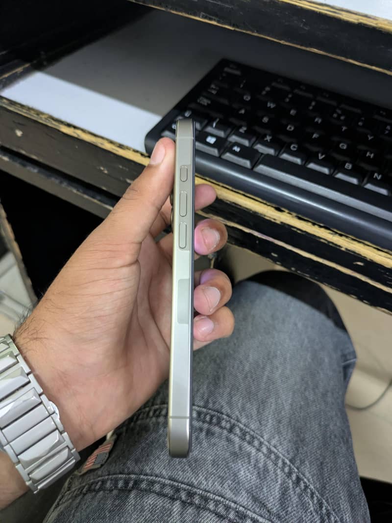 Apple iPhone 16 Pro 4