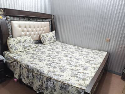 king size bed for sale waja iska size bht bara ha bed ka or room chota