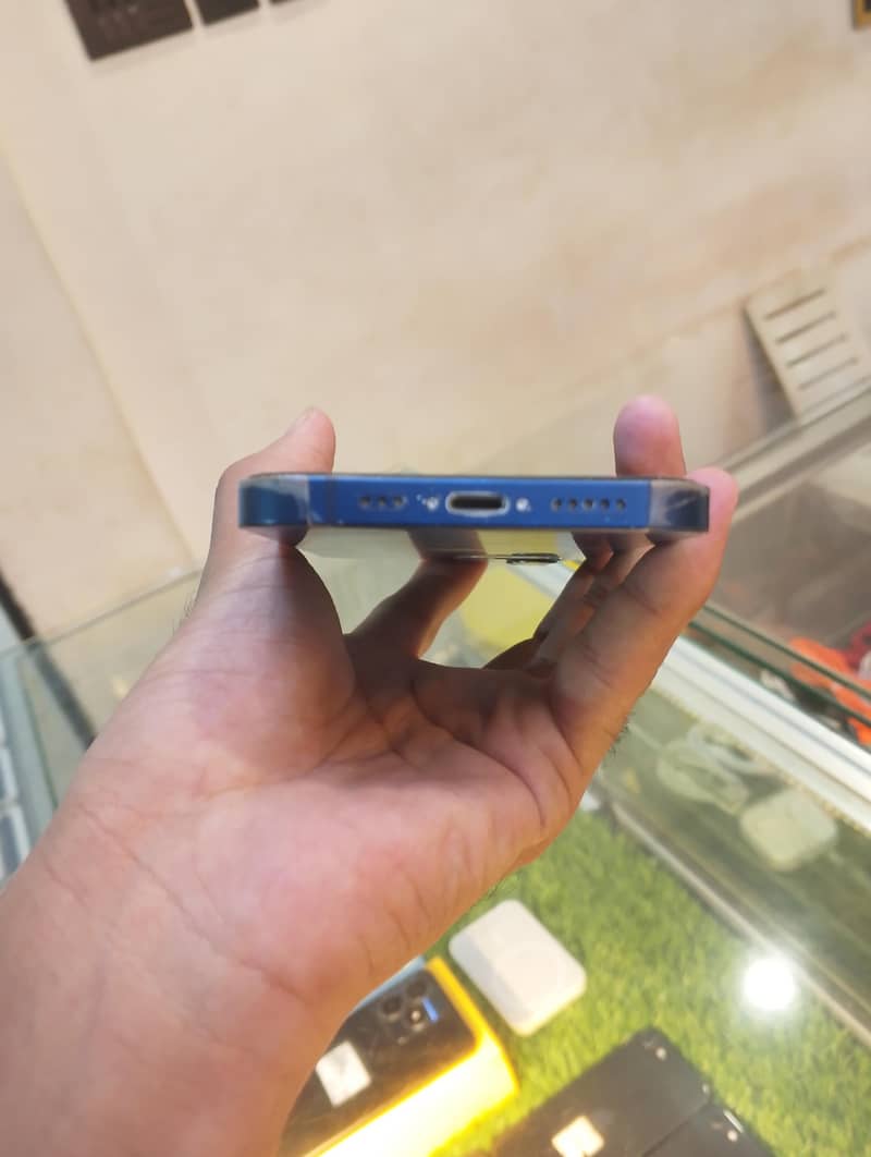 Apple iPhone 12 4