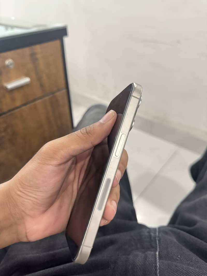 Apple iPhone 15 Pro 4