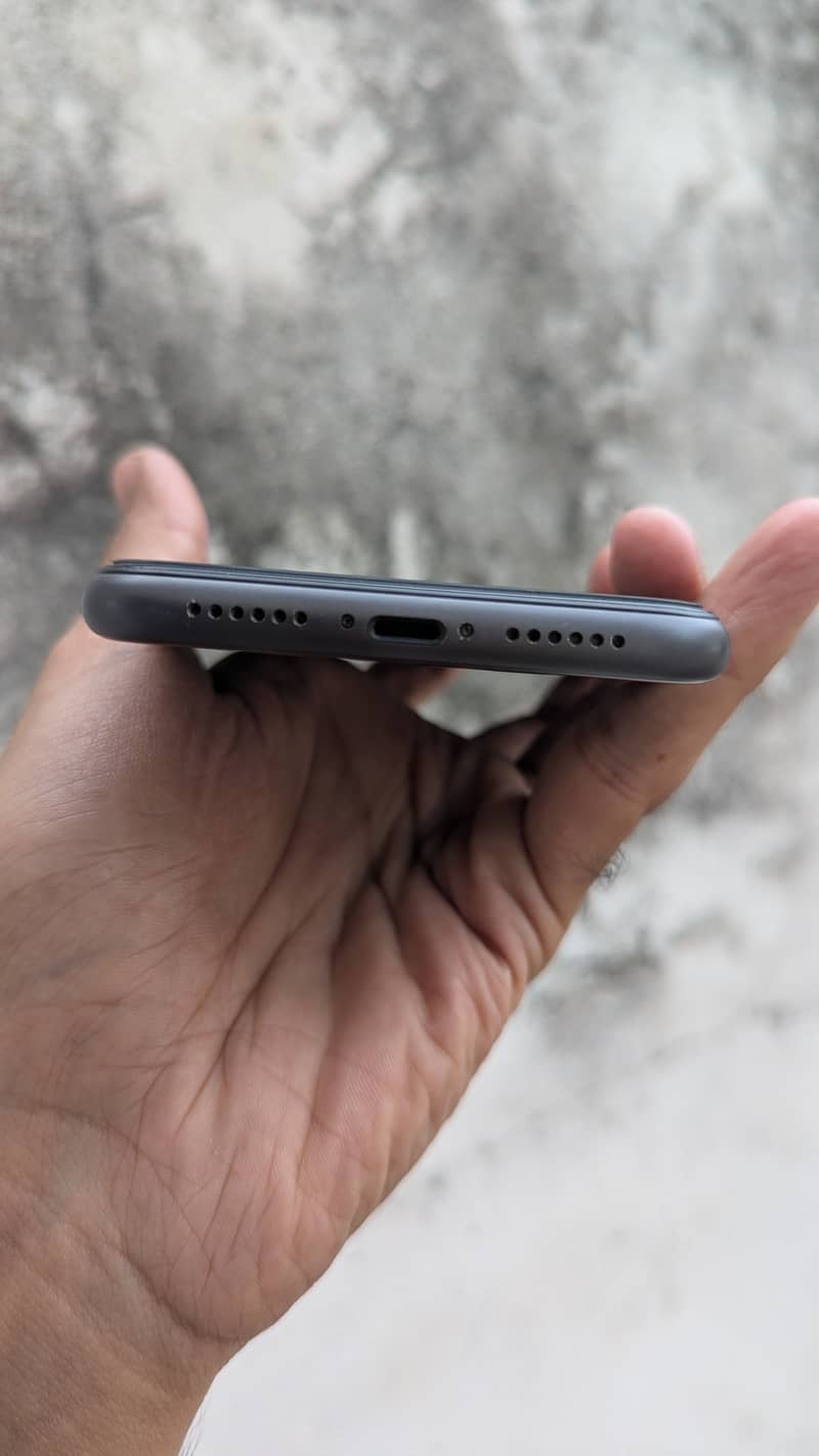 Apple iPhone 11 4