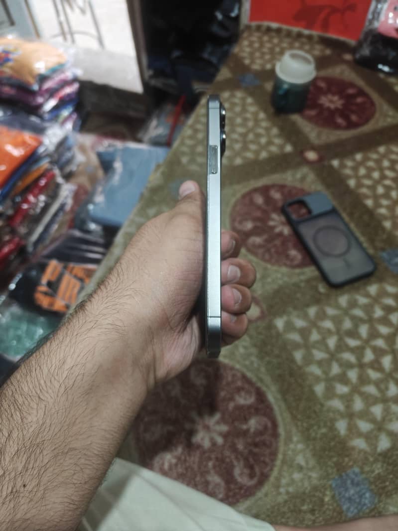 Apple iPhone 13 Pro Max 4