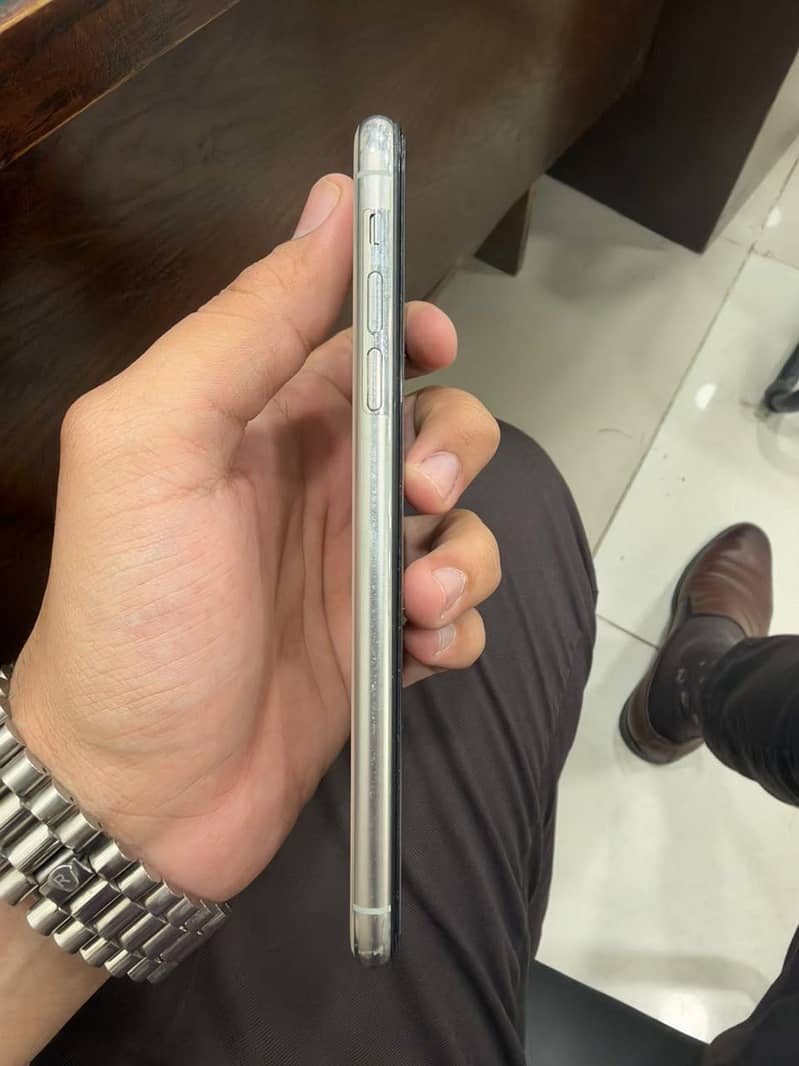 Apple iPhone 11 Pro Max 64GB 6