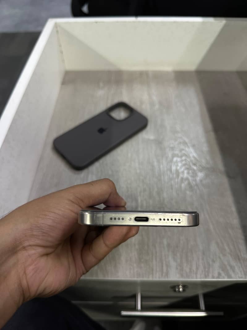 Apple iPhone 15 Pro Max 6