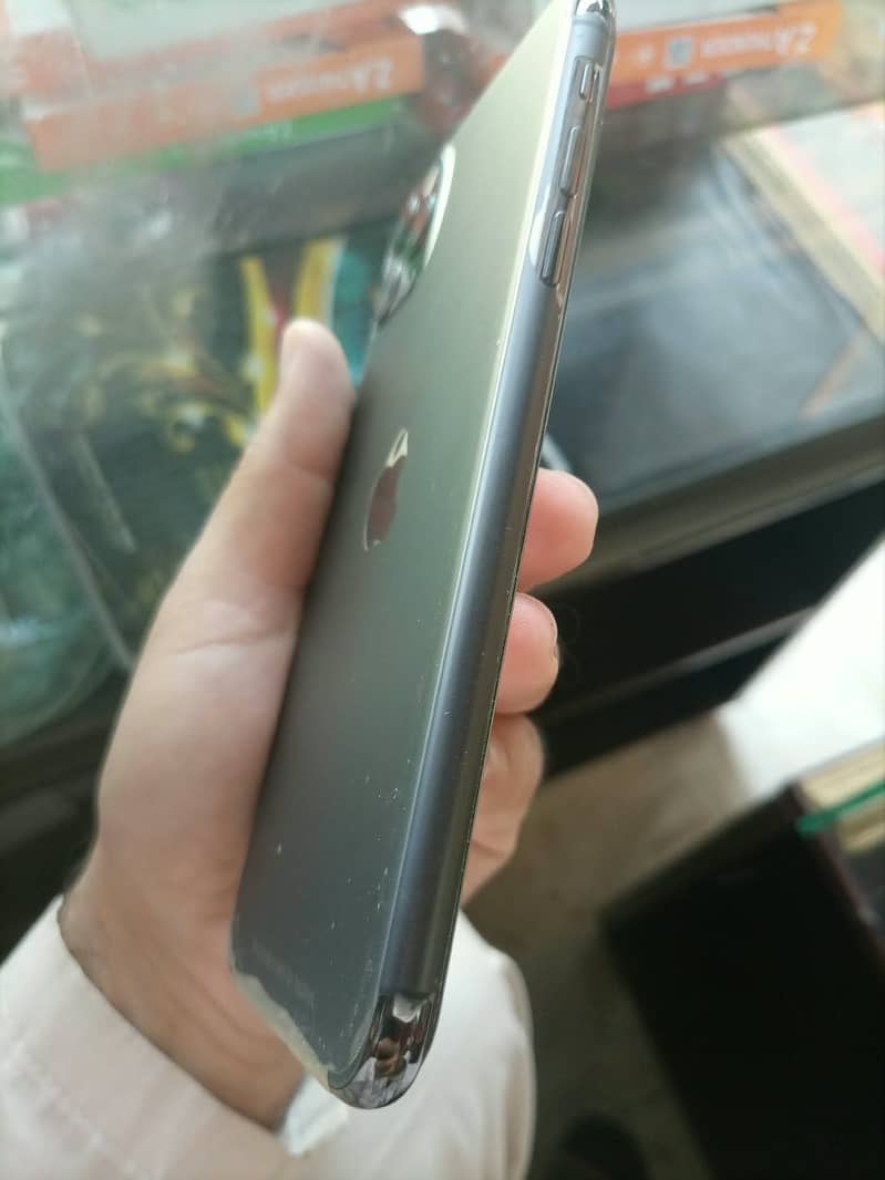 Apple iPhone 11 Pro Max 2