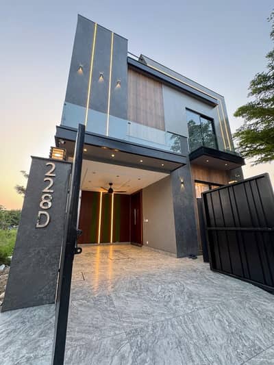 DESIRE HOMES OFFER 5 MARLA EYE-CATCHING HOUSE FOR SALE IN TOP LOCATION OF PHASE 9 TOWN
