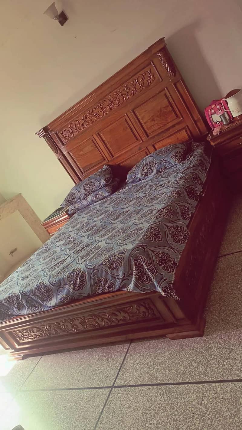 King size bed 0