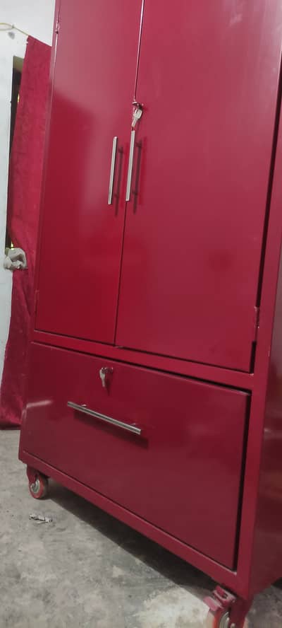 Heavy Duty Lohe Ki Almari, Maroon Color, Lock aur Drawers Ke Saath