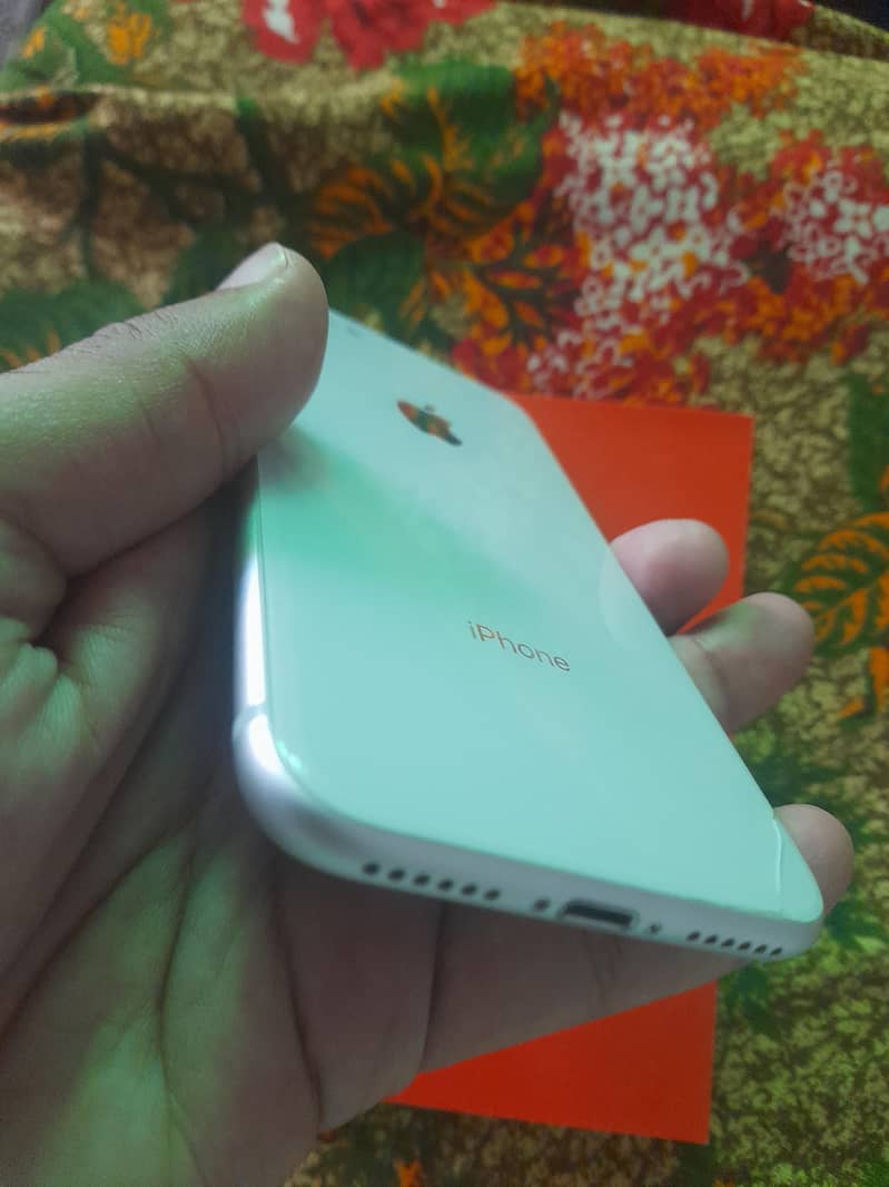 Apple iPhone 8 1