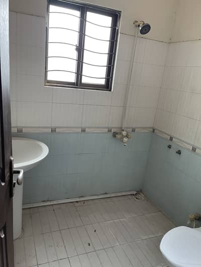 10 marla upper portion available in tariq garda