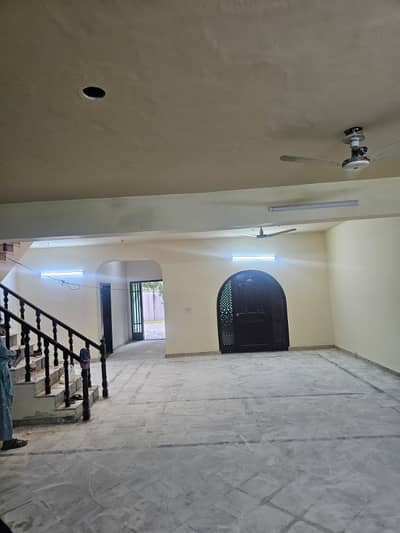 1.5 Kanal House For Rent - G1 Market Town - 16 Rooms - Rent 5 Lakh