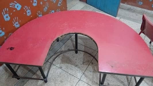 2 complete set round table or 3 green waly strate waly tables hain