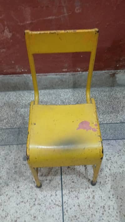 yellow wali 3 hain or red wali 19 chairs