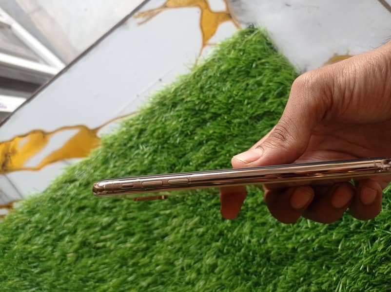 Apple iPhone XS Max 4