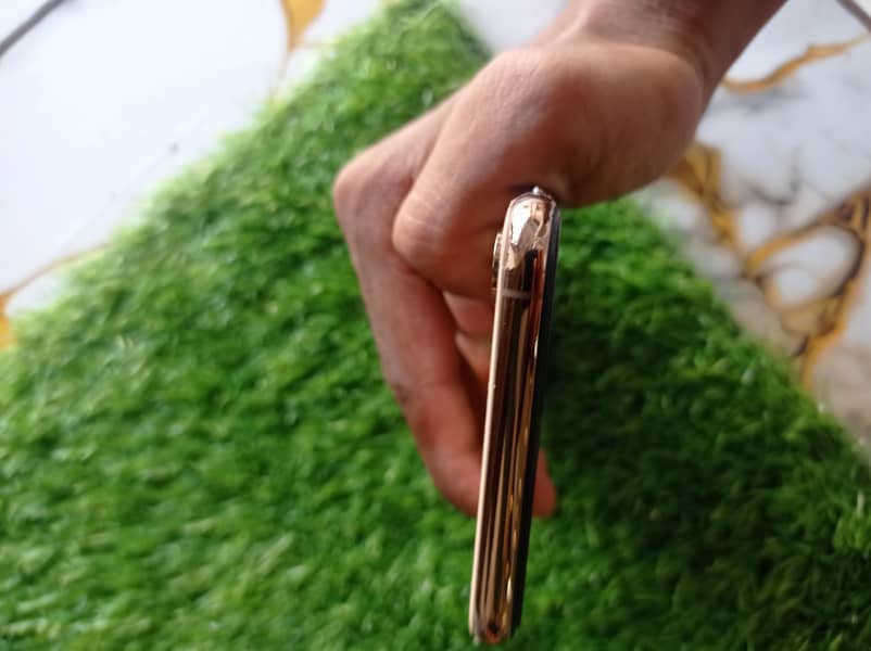 Apple iPhone XS Max 5