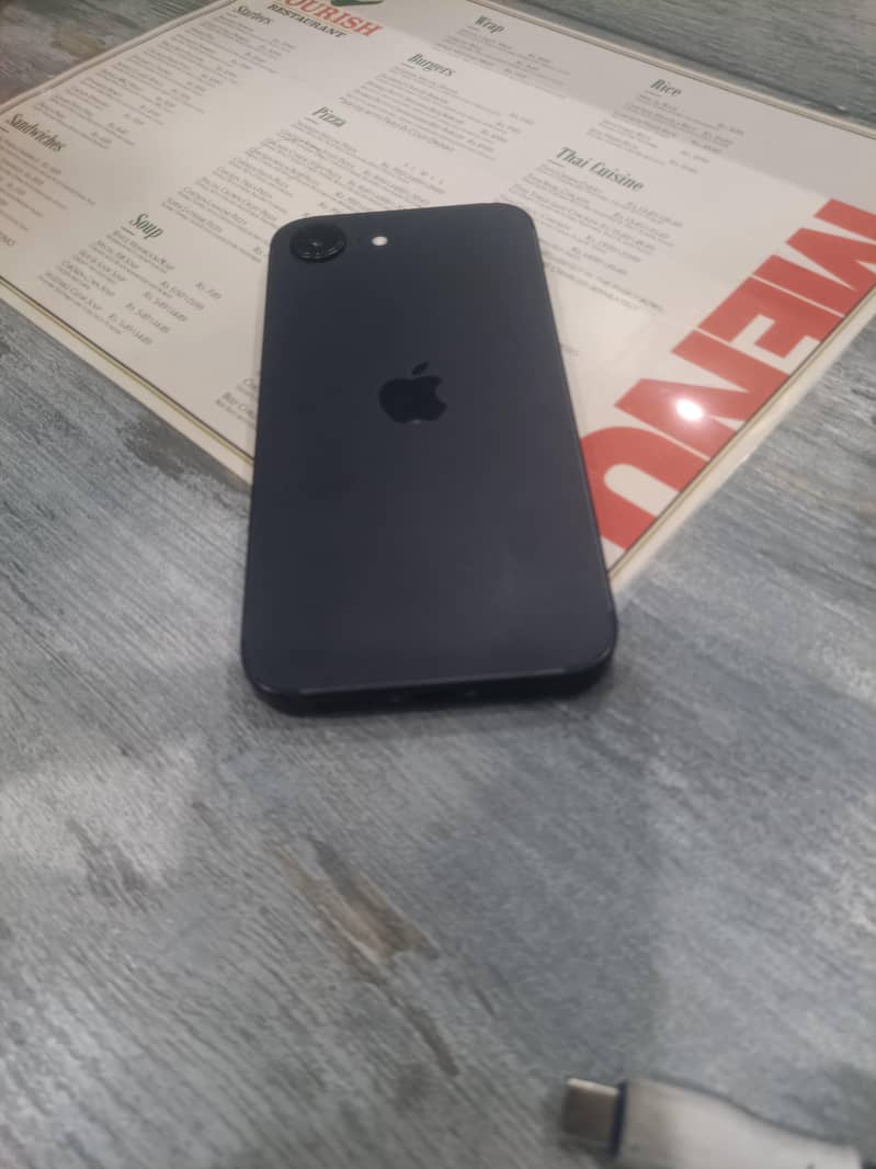 Apple iPhone 16e 0
