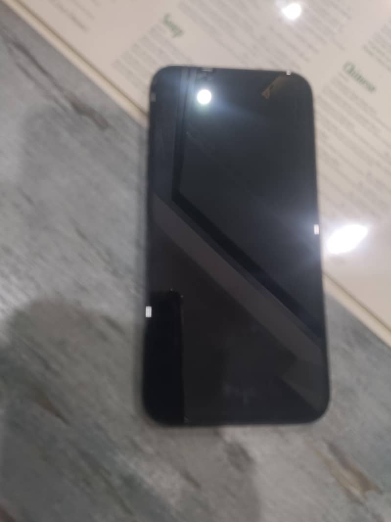 Apple iPhone 16e 1