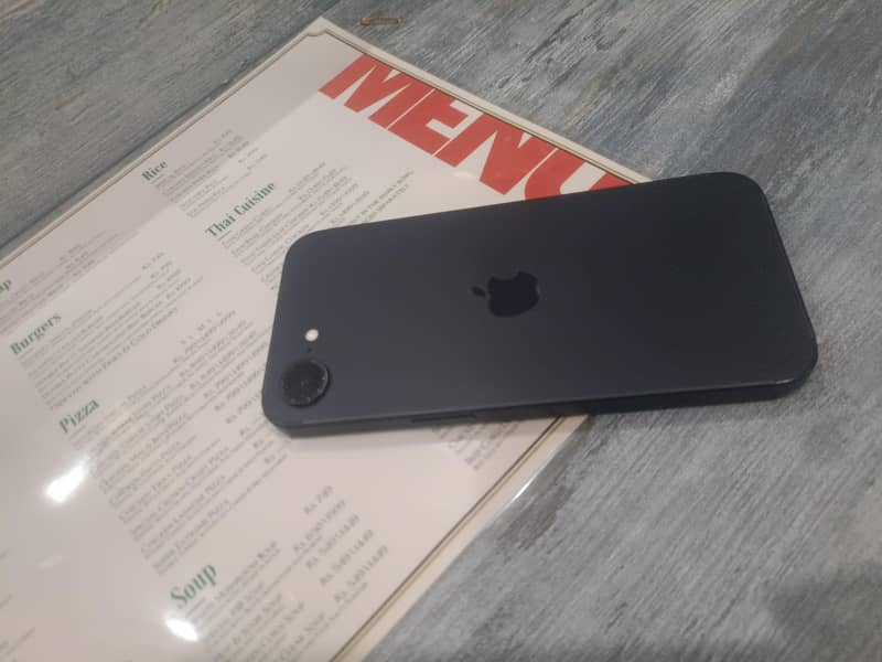 Apple iPhone 16e 2