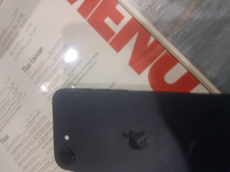 Apple iPhone 16e 3