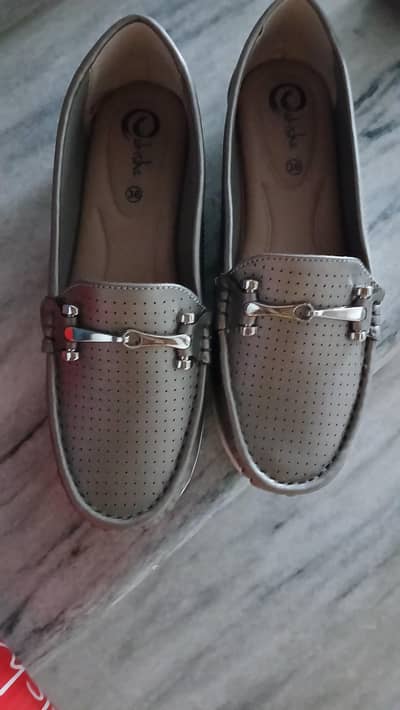 2 pairs shoes for sale in cheap price due to size issue
