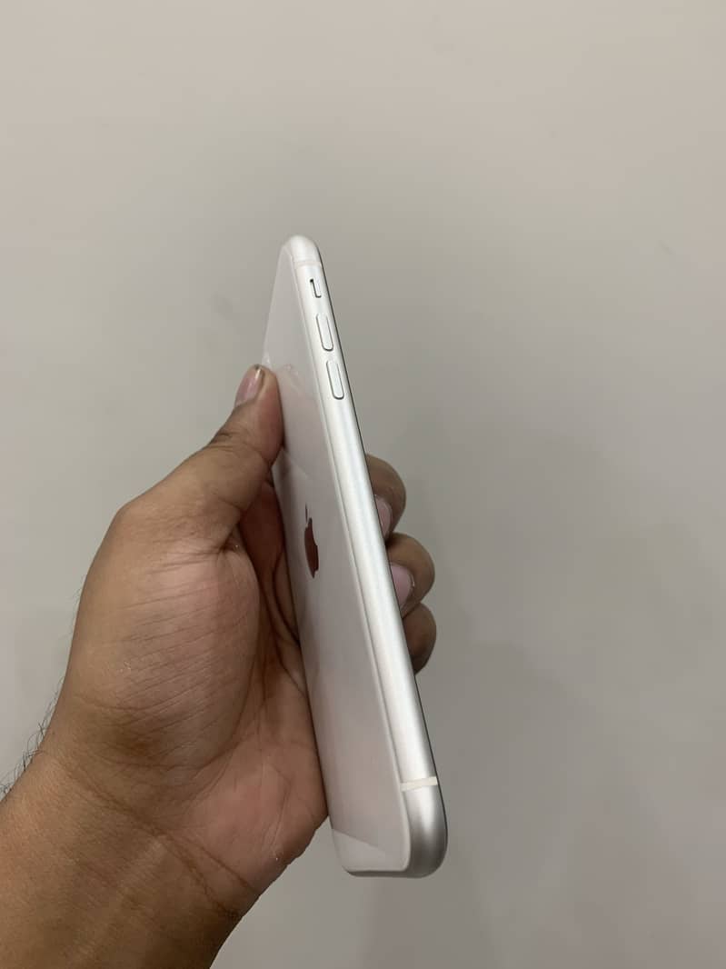Apple iPhone 11 3