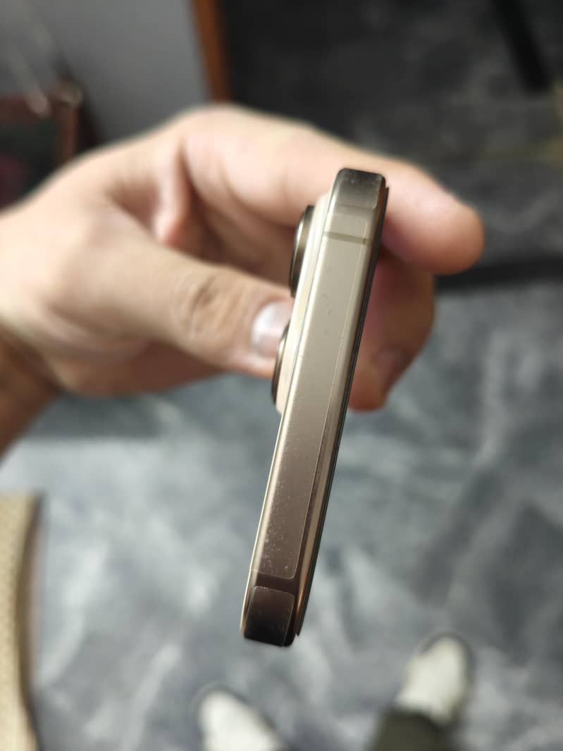 Apple iPhone 16 Pro Max 4
