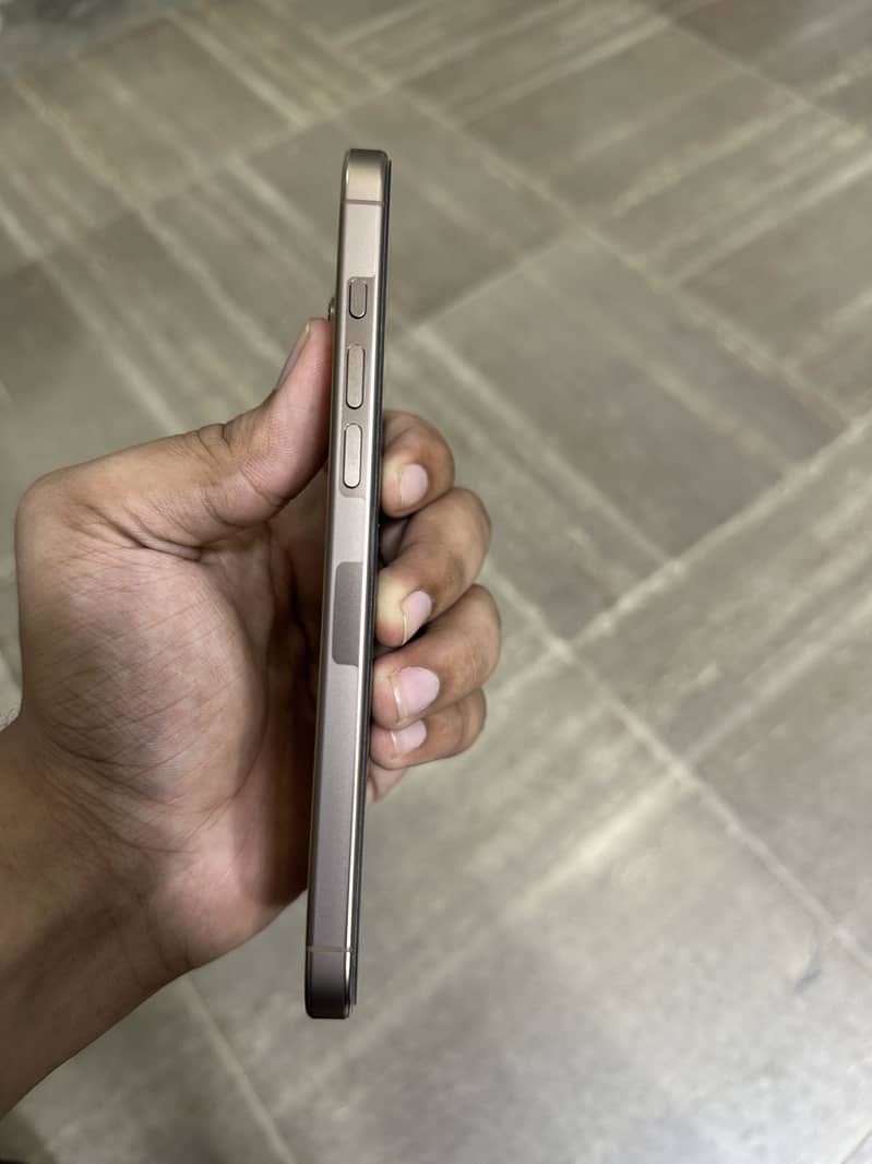 Apple iPhone 16 Pro Max 1