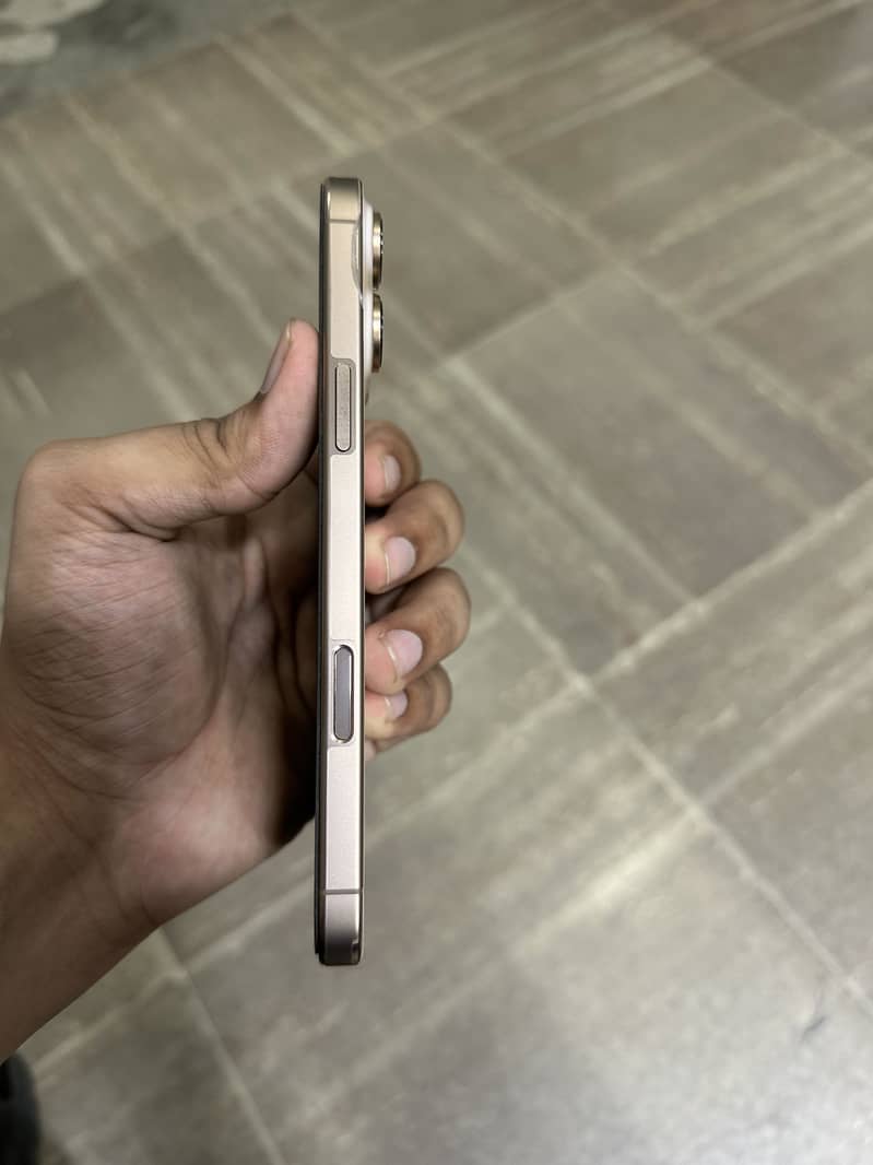 Apple iPhone 16 Pro Max 2
