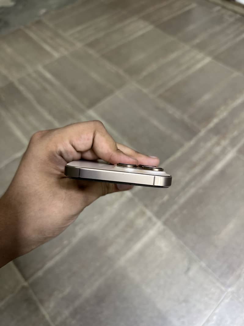 Apple iPhone 16 Pro Max 4