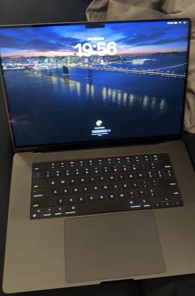 Macbook pro 16inchs m3 pro chip