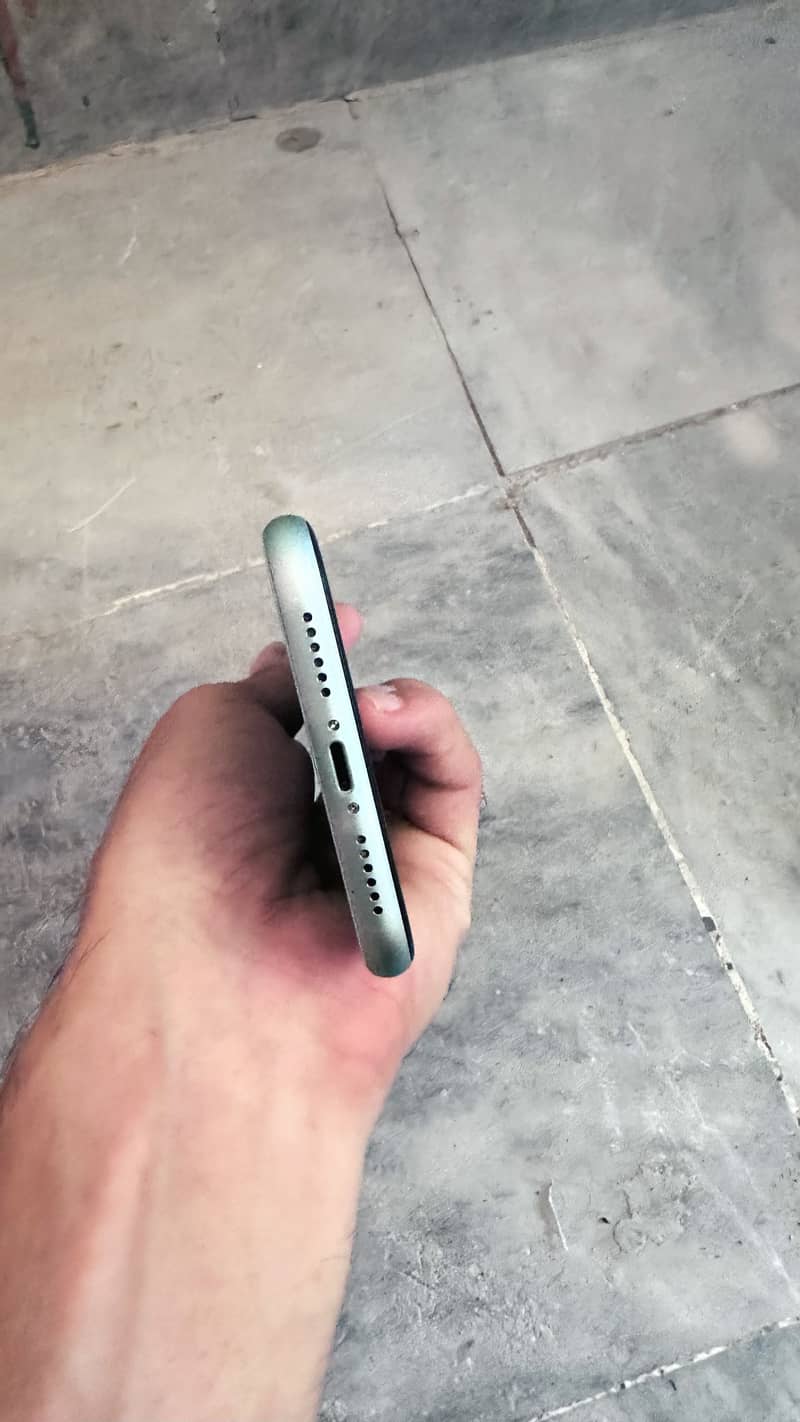 Apple iPhone 11 4